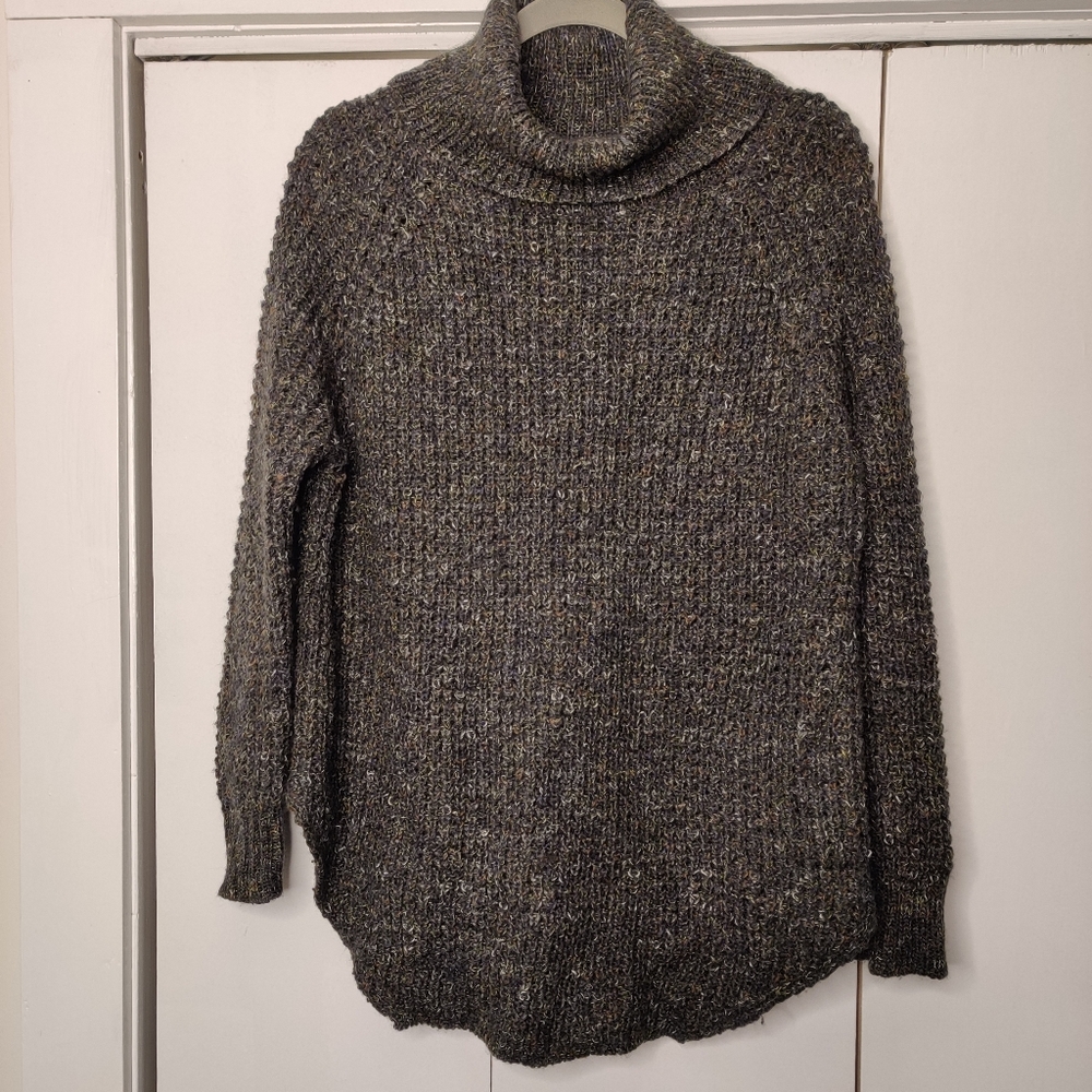 Free people sweater in size xs, used but in good condition.